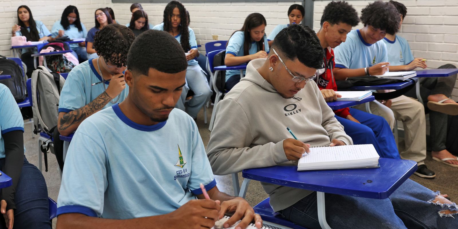 Ajudar a família e mais educação: alunos contam como usam o Pé-de-Meia