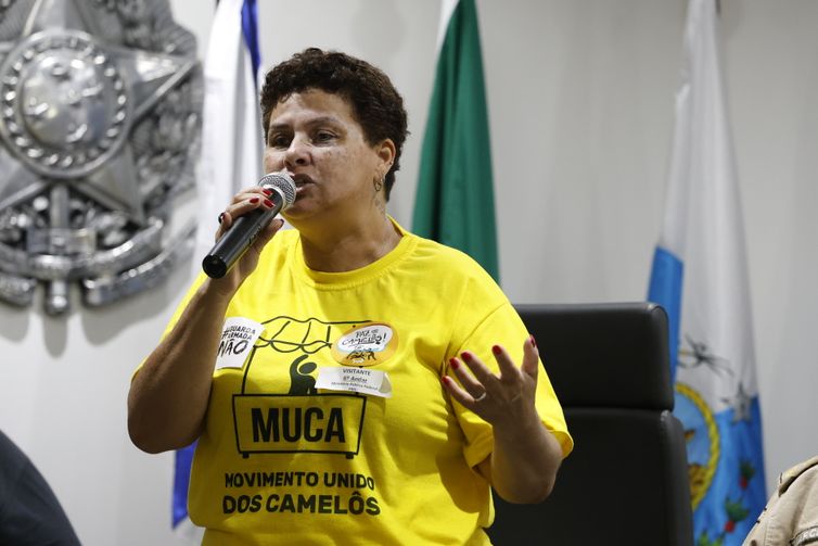 Rio de Janeiro (RJ) 05/02/2025 – Maria dos Camelôs, representante do Movimento Unido dos Camelôs, discute em audiência pública problemas e políticas públicas para trabalhadores ambulantes na cidade. Foto: Fernando Frazão/Agência Brasil