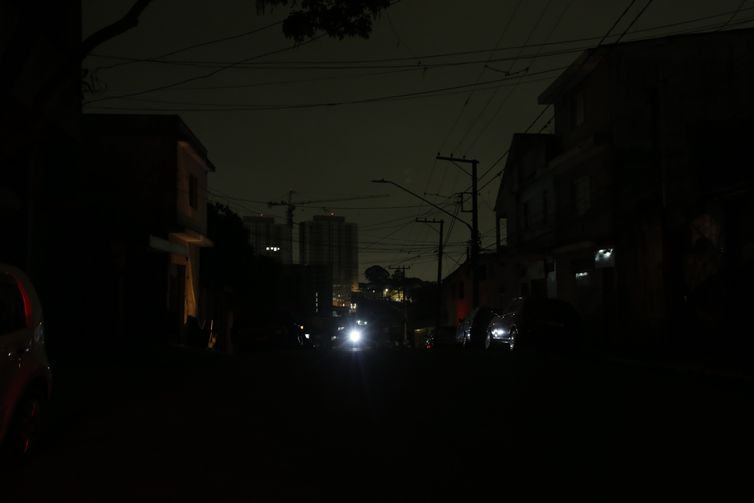 São Paulo (SP), 13/10/2024  -.Avenida Padre Arlindo Vieira no  bairro do Jabaquara sem energia elétrica desde sexta-feira devido as chuvas,.Foto: Paulo Pinto/Agência Brasil