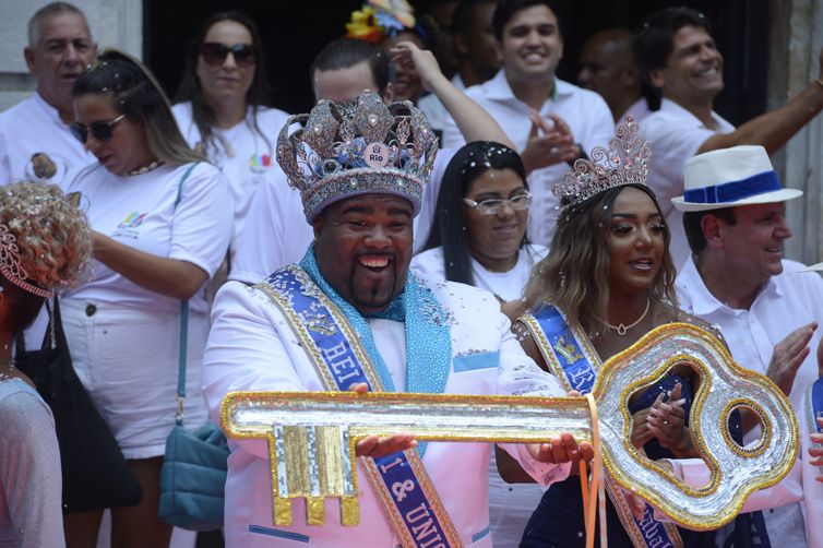 Rio de Janeiro (RJ), 17/02/2023 – O Rei Momo, Djferson Mendes da Silva recebe as chaves da cidade das mãos do prefeito, Eduardo Paes, no Palácio da Cidade. Foto Tomaz Silva/Agência Brasil