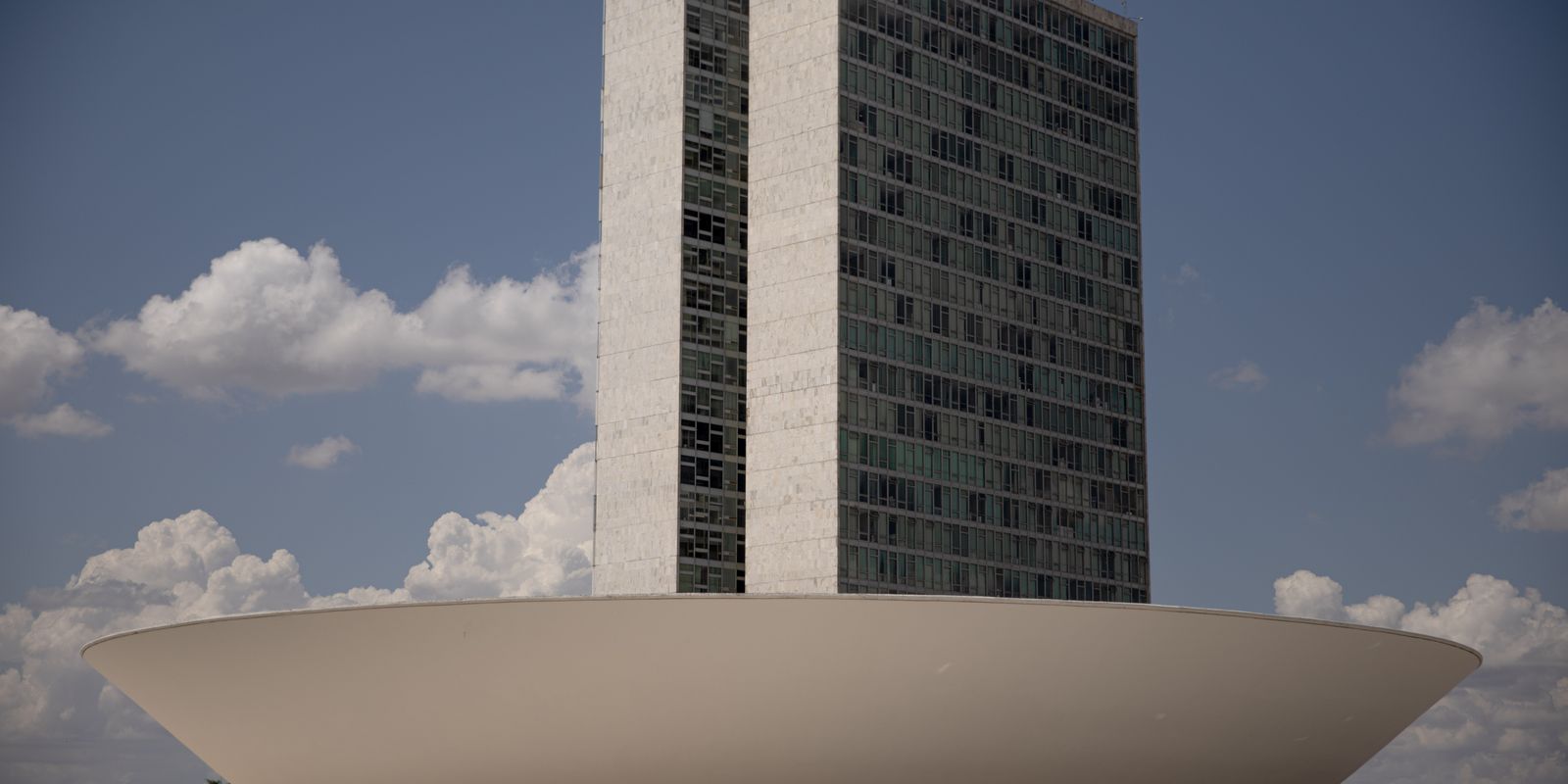 Câmara aprova pena para quem divulgar imagens de nudez geradas por IA