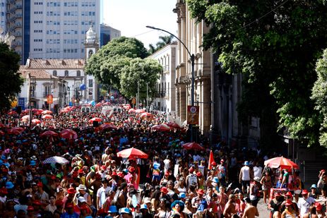 Rio de Janeiro (RJ), 01/03/2025 - Foliões se divertem no 106º desfile do Cordão da Bola Preta, no centro da cidade. Foto: Tânia Rêgo/Agência Brasil