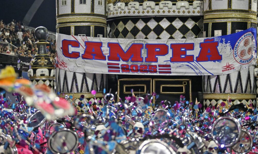 Desfile das campeãs encerra o carnaval paulistano em noite tranquila