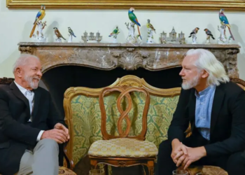 Lula publica foto de encontro com Julian Assange em Roma