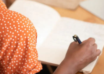 analfabetismo, escrever, caderno, educação. Foto: Reprodução | Canva