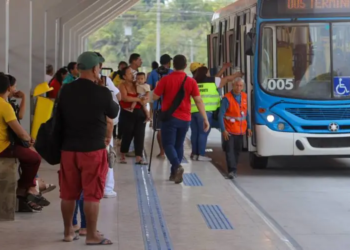 Justiça mantém pagamento em dinheiro nos ônibus e terminais de Manaus
