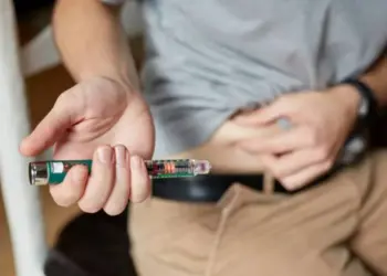 Anvisa alerta para riscos de canetas emagrecedoras manipuladas