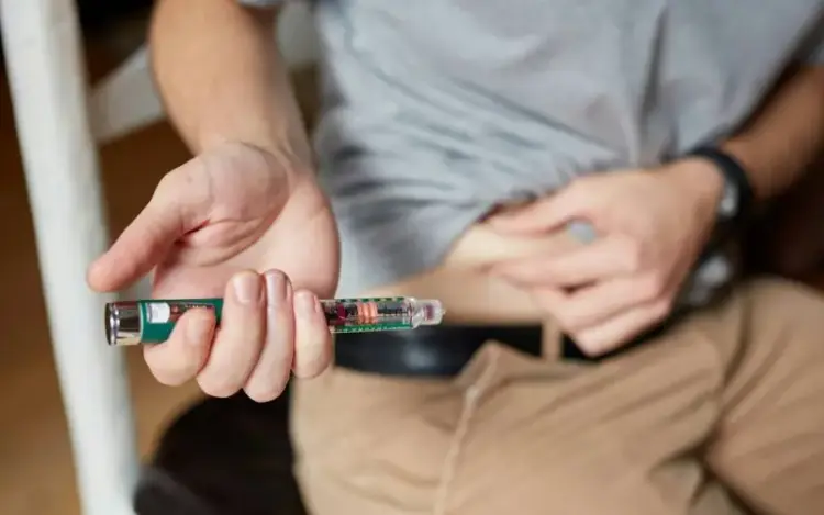 Anvisa alerta para riscos de canetas emagrecedoras manipuladas