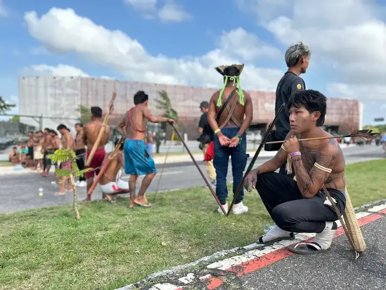 Em 14 de novembro, indígenas Munduruku que vivem na região do rio Tapajós bloquearam a entrada da COP30 para protestar contra a hidrovia e outras questões. Foto: Gabriel Corrêa/Rádio Nacional.