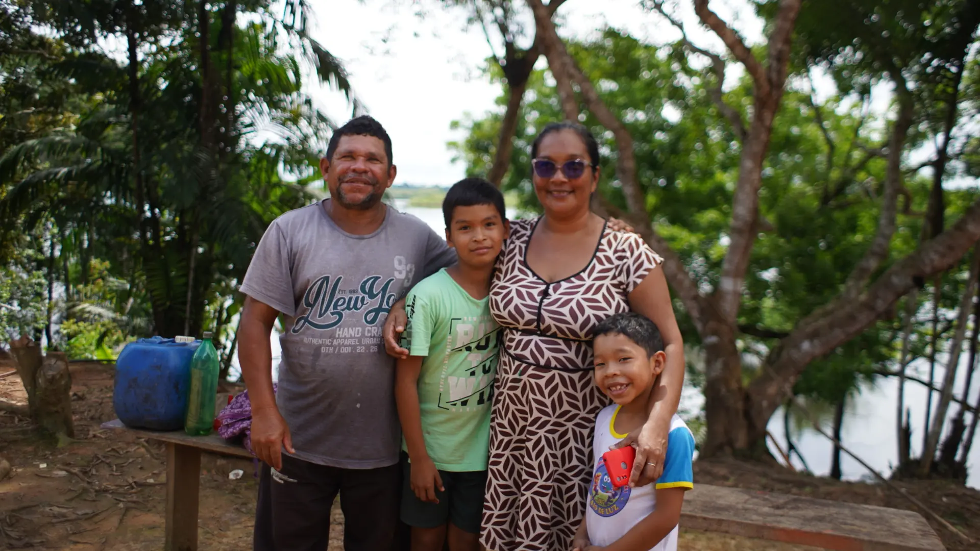 O pescador Raimundo Nonato dos Santos (à esquerda, com a família) afirma que houve declínio nos estoques pesqueiros após a construção de hidrelétricas no rio Madeira. “Quando a gente pega um, é uma surpresa.” Foto: Kelvily Santos de Souza para a Mongabay.
