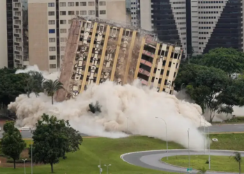 Tradicional hotel de luxo é implodido no centro de Brasília