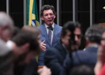 Fim da escala 6×1: setores da indústria e comércio apoiam proposta mais branda na Câmara