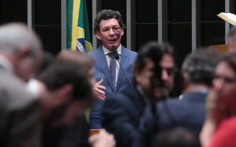 Fim da escala 6×1: setores da indústria e comércio apoiam proposta mais branda na Câmara