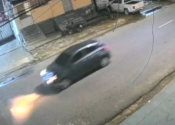 Motorista foge após atropelar jovem que calibrava pneu na Praça 14, em Manaus