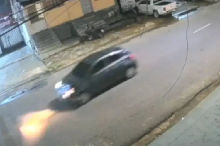 Motorista foge após atropelar jovem que calibrava pneu na Praça 14, em Manaus