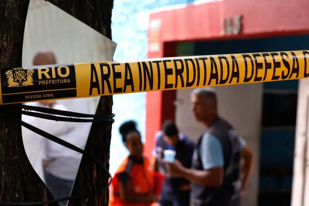 Incêndio atingiu fábrica de roupas em Ramos, zona norte do Rio de Janeiro. Local funcionava como suporte para a confecção de fantasias de diversas escolas de samba, entre elas o Império Serrano, Unidos da Ponte e Unidos de Bangu (Foto: Tânia Rêgo/Agência Brasil)