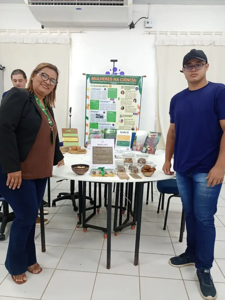 Doutora Márcia Nascimento Pinto e Francisco Adriano dos Santos da Silva com os produtos do Ingalate. Foto: arquivo pessoal cedido a Agência Jamaxí