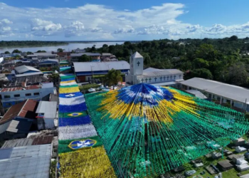 Ruas de Santo Antônio do Içá ganham as cores verde e amarelo durante o tradicional Trezenário