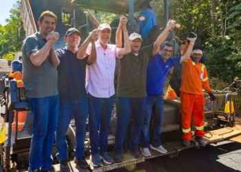 Evento político em Humaitá com presença de senadores e outdoors de pré-campanha eleitoral