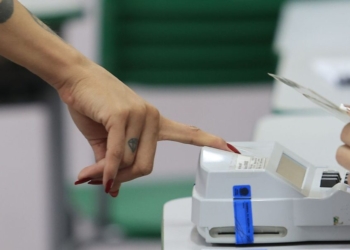 Eleitores vão cedo aos locais de votação no Rio, mesmo com chuva