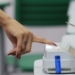 Eleitores vão cedo aos locais de votação no Rio, mesmo com chuva