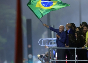 Em festa da vitória, Lula pede que público cante Hino da Independência