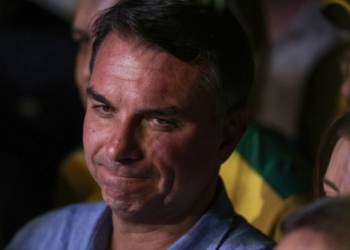 Imprensa internacional repercute fuga de Flávio Bolsonaro do Brasil