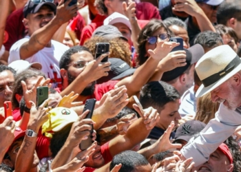 Presidente do TSE liga para Lula para parabenizar reeleição