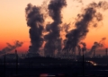 Super-ricos geram mais poluição e lucram com desastres climáticos