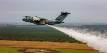 Chuva artifical: Avião KC-390 possui tecnologia de lançamento de água sobre incêndios florestais