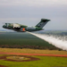 Chuva artifical: Avião KC-390 possui tecnologia de lançamento de água sobre incêndios florestais