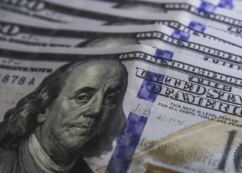 Dólar cai para R$ 5,01 com exterior e expectativa eleitoral no Brasil